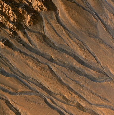 火星表面的溪谷地形暗示着曾经有液体水冲积